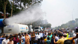 DNCC sprays down roads amid heatwave