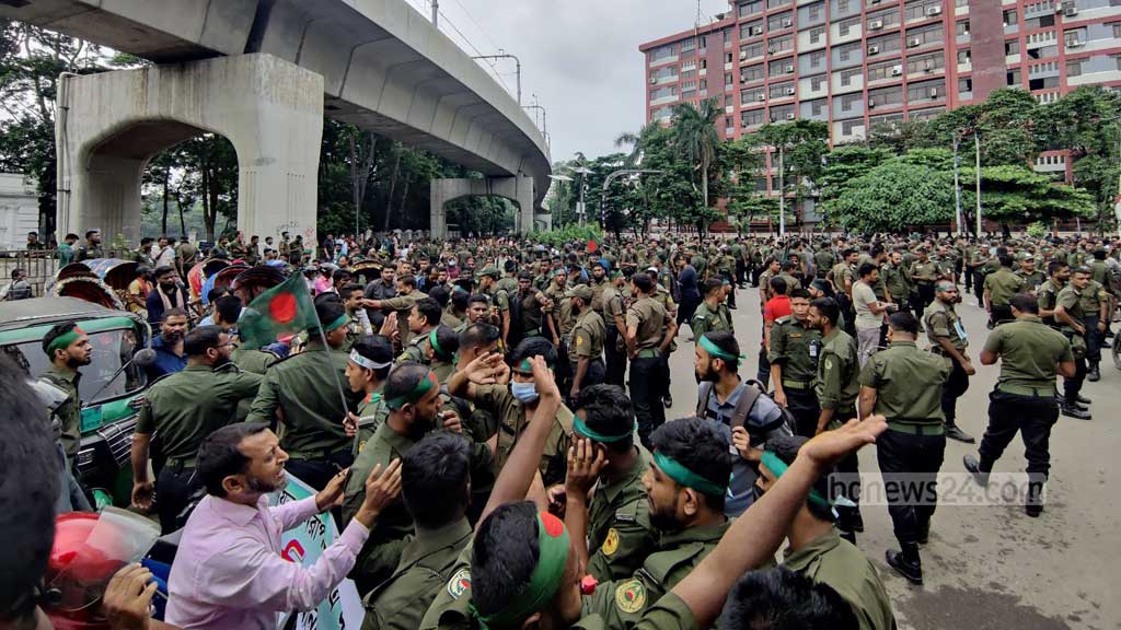 আনসারের দাবি: জরুরি বৈঠকে স্বরাষ্ট্র মন্ত্রণালয়