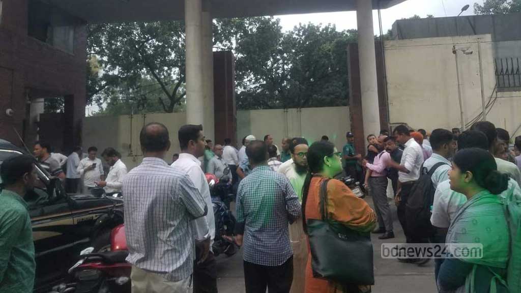 অনেকের সঙ্গে আটকে পড়া নারী কর্মকর্তা-কর্মচারীরা উদ্বেগে পড়েছেন।