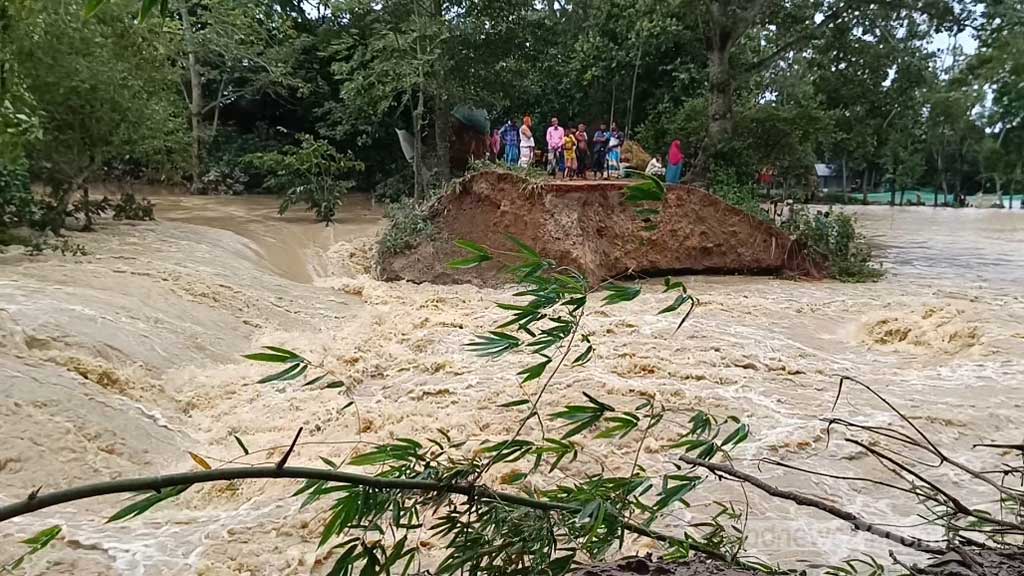 আখাউড়ায় ভেঙেছে হাওরা নদীর বাঁধ, পানিবন্দি ১২ শতাধিক পরিবার