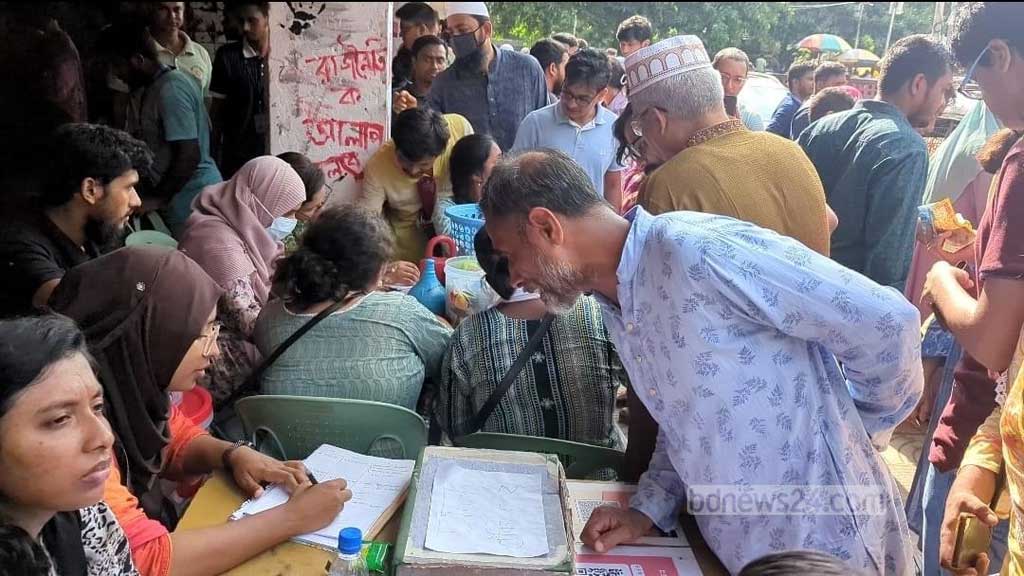 টিএসসিতে ত্রাণ সংগ্রহে ব্যস্ত সময় পার করছেন শিক্ষার্থী ও স্বেচ্ছাসেবকরা।