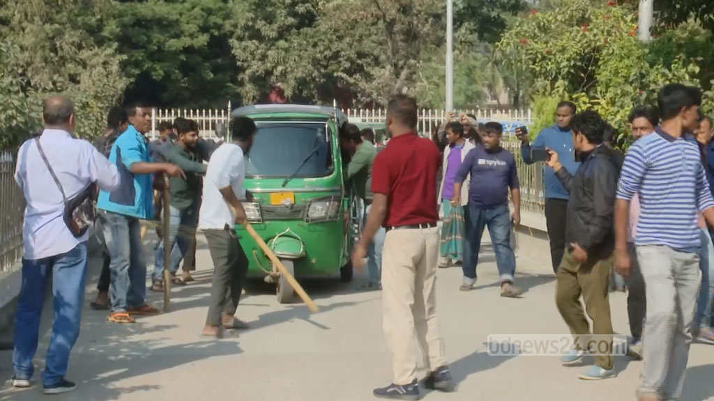 অটোরিকশা শ্রমিকদের সঙ্গে সংঘর্ষ: রাজশাহী থেকে বাস চলাচল বন্ধ