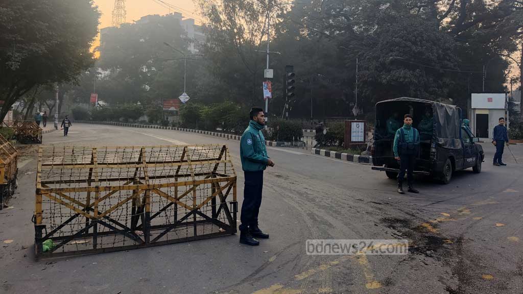 সচিবালয়ে আগুন: জিপিও-শিক্ষা ভবন সড়ক বন্ধ