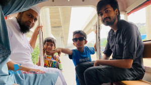 লেগুনার পাদানিতে ঝুলন্ত শৈশব