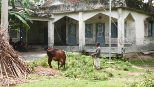 ৮০ লাখ টাকার ইউপি কার্যালয় এখন গবাদিপশুর বিচরণভূমি