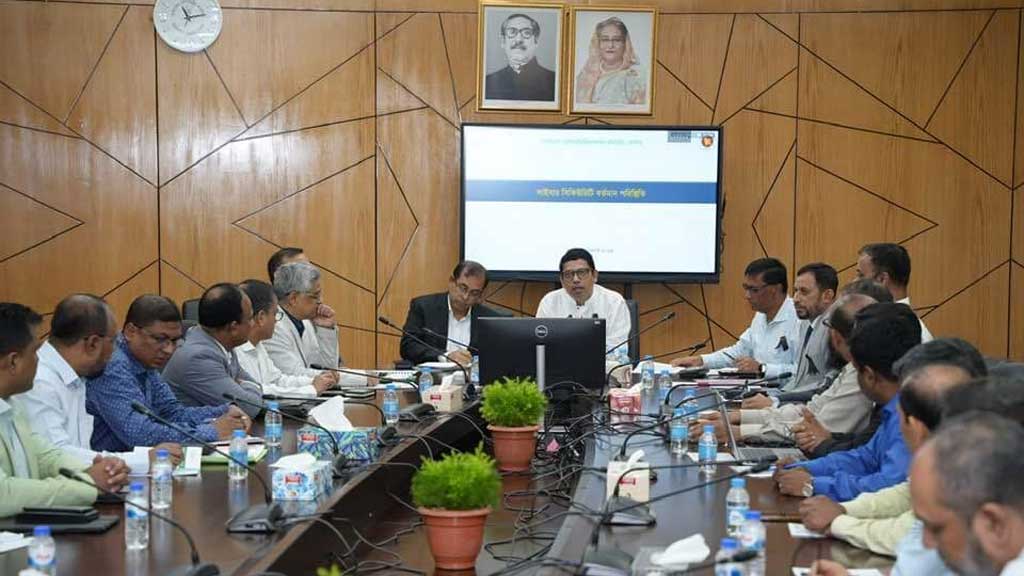 ঢাকার আগারগাঁওয়ে বিসিসি সম্মেলন কক্ষে মঙ্গলবার ‘চলমান সময়ে সাইবার নিরাপত্তাবিষয়ক জরুরি সভা’ শেষে সাংবাদিকদের ব্রিফ করেন ডাক, টেলিযোগাযোগ ও তথ্যপ্রযুক্তি প্রতিমন্ত্রী জুনাইদ আহমেদ পলক। 