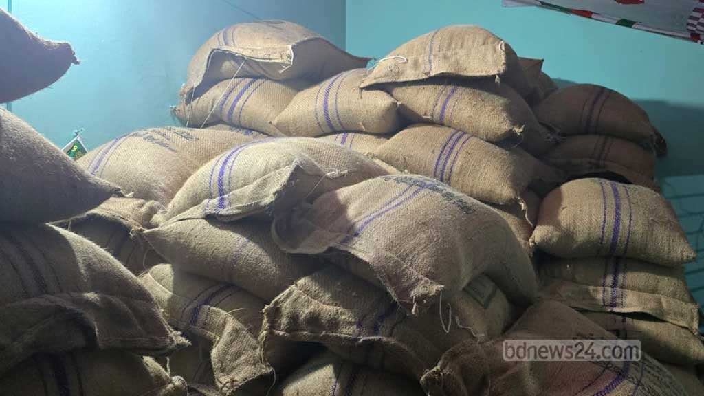 পটুয়াখালীতে ইউপি চেয়ারম্যানের বাড়িতে মিলল ভিজিএফের ১৭ টন চাল