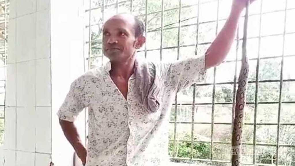 রাজশাহীতে কামড় দেওয়া রাসেলস ভাইপার নিয়ে হাসপাতালে কৃষক