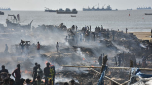 ঝড়ঝঞ্ঝায় টিকে থাকা মানুষগুলো নিঃস্ব হল আগুনে