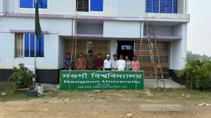 শেখ মুজিবের নাম বাদ দিয়ে উঠল ‘নওগাঁ বিশ্ববিদ্যালয়ের’ সাইনবোর্ড