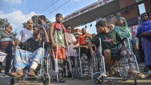 পঙ্গু হাসপাতাল: ১৫ ঘণ্টা পর সড়ক ছেড়েছেন আন্দোলনে আহতরা