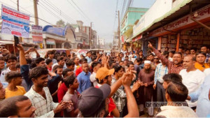 শেরপুরে বিক্ষোভের মুখে হাসপাতাল ছাড়লেন তত্ত্বাবধায়ক