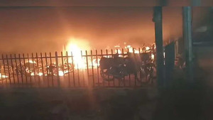 ভারতের বারানসি রেলস্টেশনে ব্যাপক অগ্নিকাণ্ড