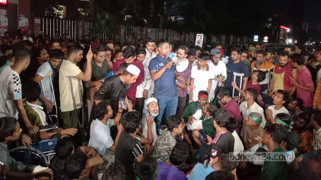উপদেষ্টারা না এলে রাস্তা ছাড়বে না আন্দোলনে আহত বিক্ষোভকারীরা