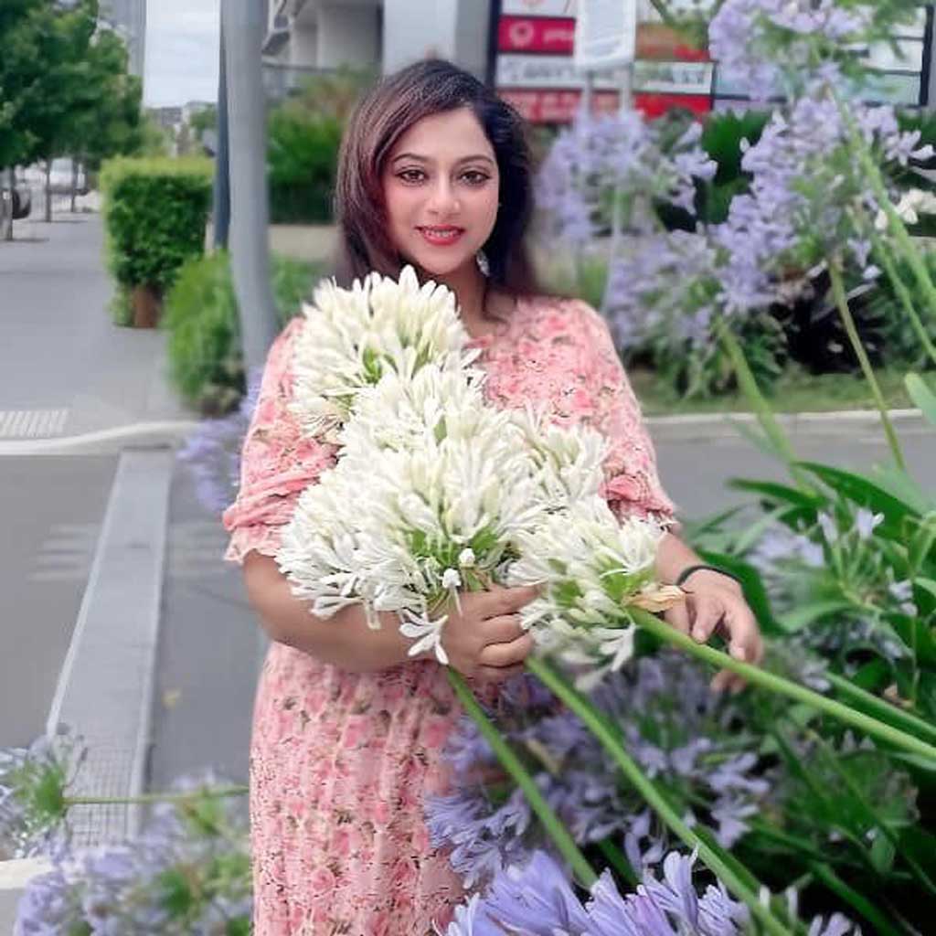 শাবনূর জানিয়েছেন বেলি, রজনীগন্ধা, দোলনচাঁপাসহ সব ধরনের সাদা ফুল তিনি খুব পছন্দ করেন। 