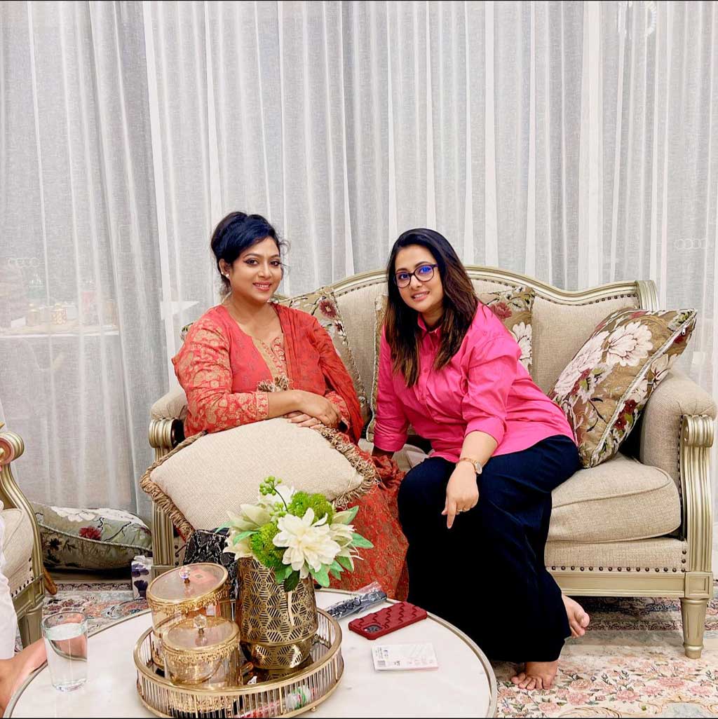 সিডনিতে আসার পার ‘ফ্লাওয়ার ফেস্টিভ্যালে’ও গিয়েছেন বলে জানিয়েছেন শাবনূর। ভালোবাসেন ঘরে ফুলদানিতে ফুল রাখতে।