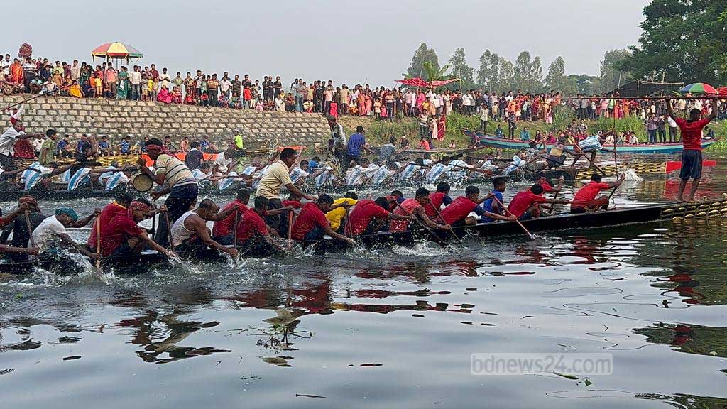 গোপালগঞ্জে ঐতিহ্যের নৌকা বাইচ