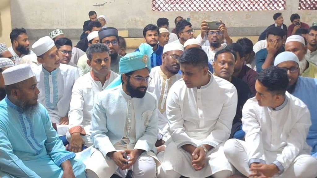 শুক্রবার ঢাকায় ঢাকা বিশ্ববিদ্যালয়ের আইন বিভাগের শিক্ষার্থী সাখাওয়াত জাকারিয়ার বিয়েতে উপস্থিত ছিলেন হাসনাত। সেখান থেকে কুমিল্লায় গিয়ে নিজে বিয়ে করেন।