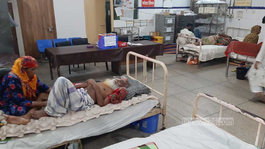 নার্সদের কর্মবিরতিতে, চার ঘণ্টা সেবা পাননি ঢাকা মেডিকেল কলেজ হাসপাতালের বিভিন্ন ওয়ার্ডে ভর্তি রোগীরা