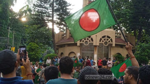 চট্টগ্রামেও জাতীয় সংগীত গেয়ে প্রতিবাদ, আযমীকে ‘অবাঞ্ছিত’ ঘোষণা