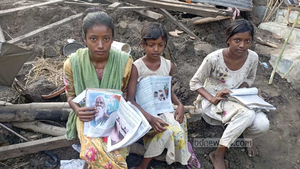 বন্যায় নষ্ট হয়েছে স্কুল-বই, বিপাকে কয়েক লাখ শিক্ষার্থী
