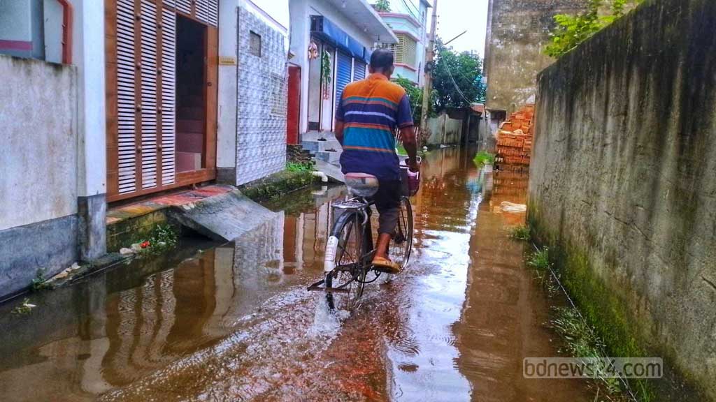 পাবনায় বৃষ্টিতে জলাবদ্ধতা, ভোগান্তিতে শহরবাসী