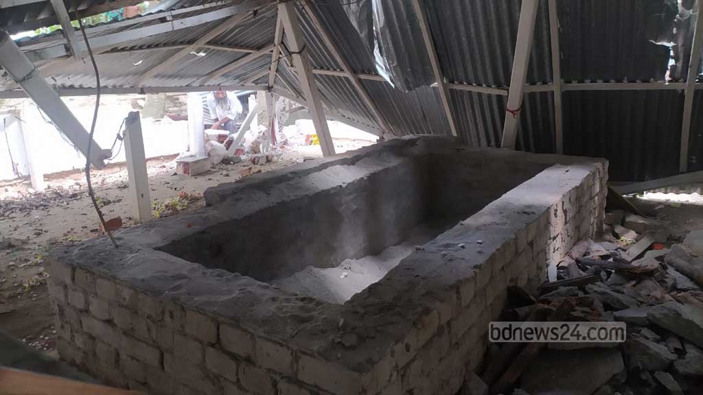 সিরাজগঞ্জে আরেক মাজার ভাঙচুর, হাড়গোড়ও তুলে নিল