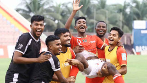 রহমতগঞ্জের স্বপ্ন ভেঙে ফাইনালে বসুন্ধরা কিংস