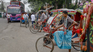সড়কের মোড়ে মোড়ে ব্যাটারি রিকশার জটলা