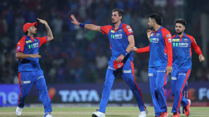স্টার্কের দুর্দান্ত বোলিংয়ে সুপার ওভার রোমাঞ্চ