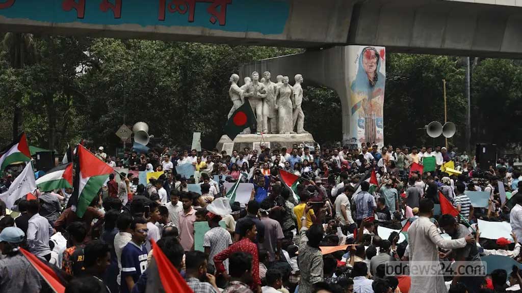 ফিলিস্তিনের গাজা ও রাফায় ইসরায়েলি গণহত্যার প্রতিবাদে মঙ্গলবার ঢাকা বিশ্ববিদ্যালয়ের রাজু ভাস্কর্যের পাদদেশে সমাবেশ করে ছাত্রদল।