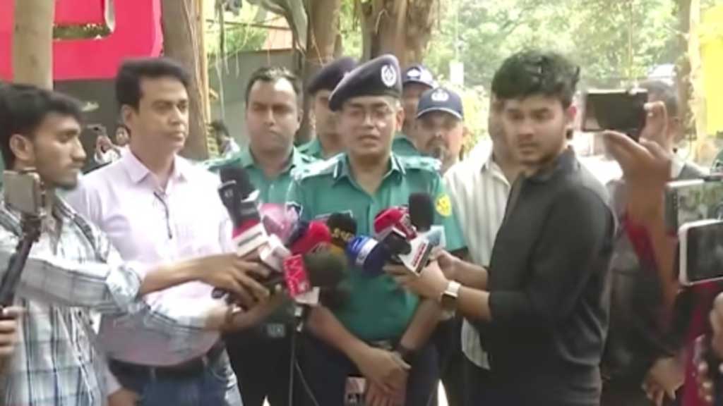 ডিএমপির অতিরিক্ত কমিশনার (ক্রাইম অ্যান্ড অপারেশনস্) এস এন মো. নজরুল ইসলাম ঘটনাস্থলে সাংবাদিকদের সঙ্গে কথা বলেন।