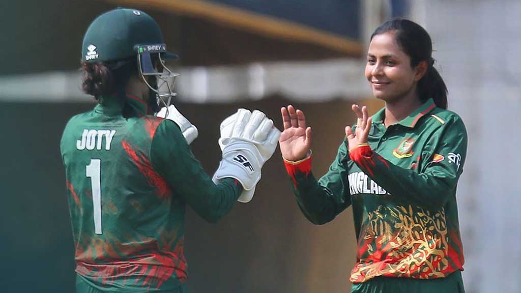 ব্যাটিংয়ে জ্বলে উঠেছেন নিগার, বোলিংয়ে সুমনা। ছবি: আইসিসি এক্স।