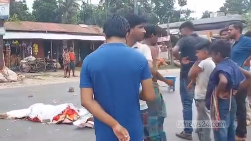 সাতক্ষীরায় বাসচাপায় বাইক আরোহী মা-শিশুর মৃত্যু