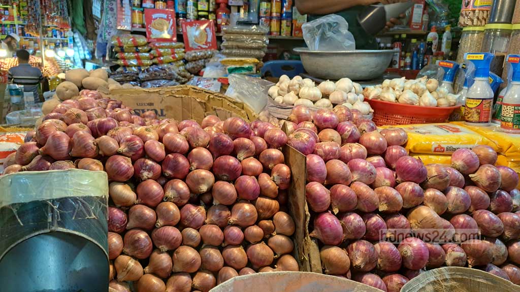৩৫ টাকার পেঁয়াজ এক সপ্তাহেই ৬০, সবজিও চড়া