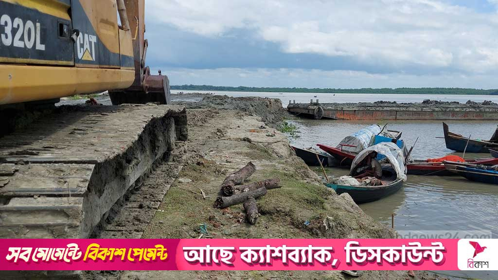 বরগুনায় বিষখালীর তীরের মাটি যাচ্ছে ইটভাটায়, হুমকির মুখে বন্যা নিয়ন্ত্রণ বাঁধ