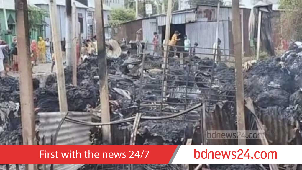 গাজীপু‌রে আগুনে দোকান ও ঘর পুড়ে ৩০ লাখ টাকার ক্ষতি