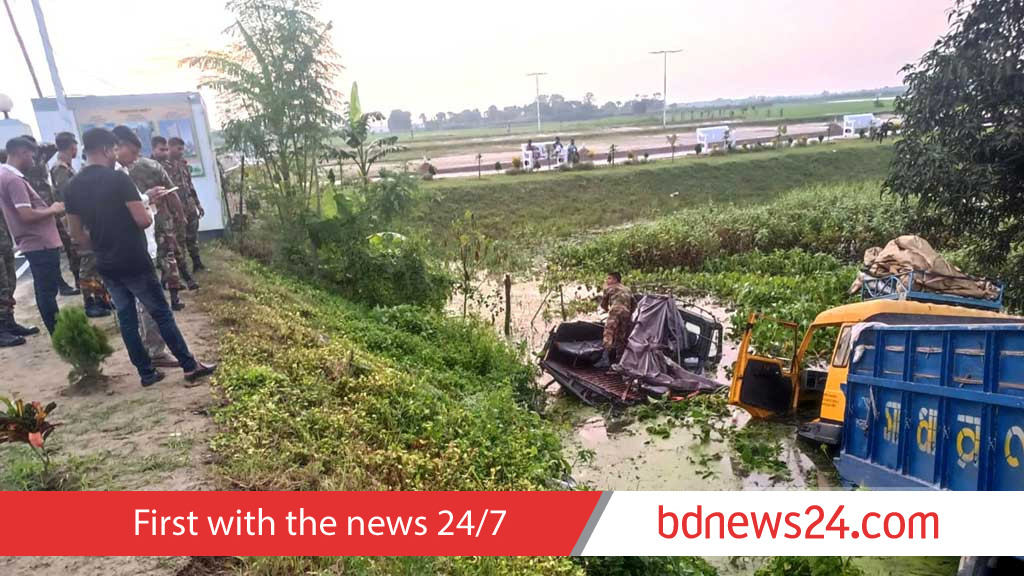 রাজশাহীতে সেনাবাহিনীর গাড়িতে ট্রাকের ধাক্কা, খাদে পড়ে আহত ১০