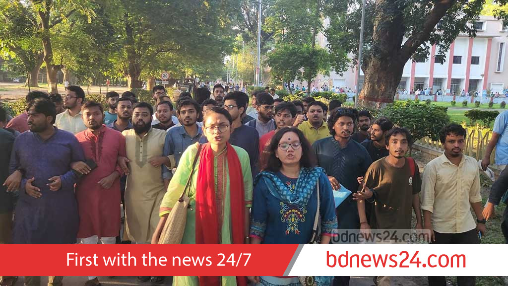 রাকসু নির্বাচন: মনোনয়ন পেছানোয় বিক্ষোভ, ১৬৮ শিক্ষার্থী ফরম তুলেছেন