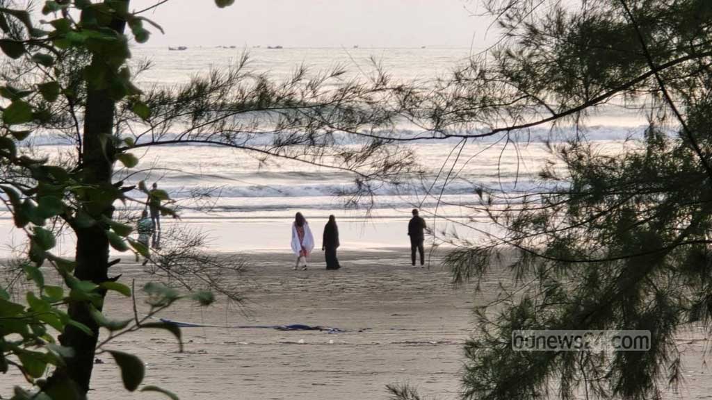 কক্সবাজার সমুদ্র সৈকতে সার্জিস আলম, তার স্ত্রী ও তাসনিম জারা। 