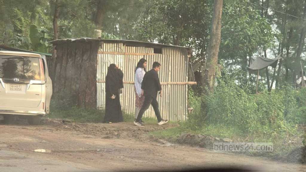 কক্সবাজার সমুদ্র সৈকতে সার্জিস আলম, তার স্ত্রী ও তাসনিম জারা। 