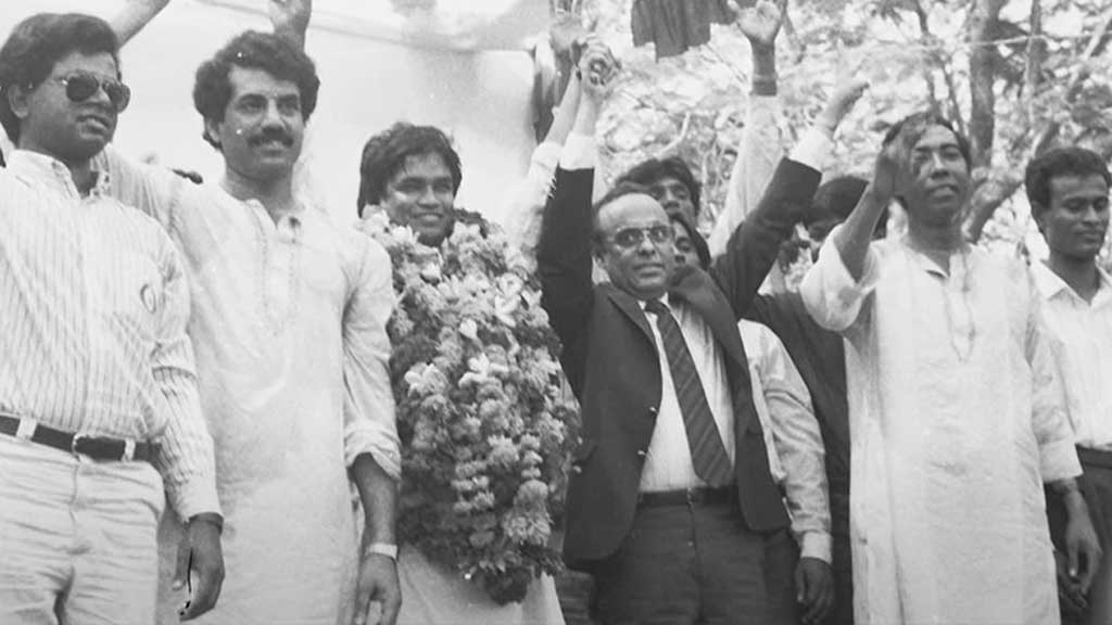 ১৯৯০ এর ডাকসু নির্বাচনে ভিপি পদে জয়ী হন ছাত্রদলের আমান উল্লাহ আমান