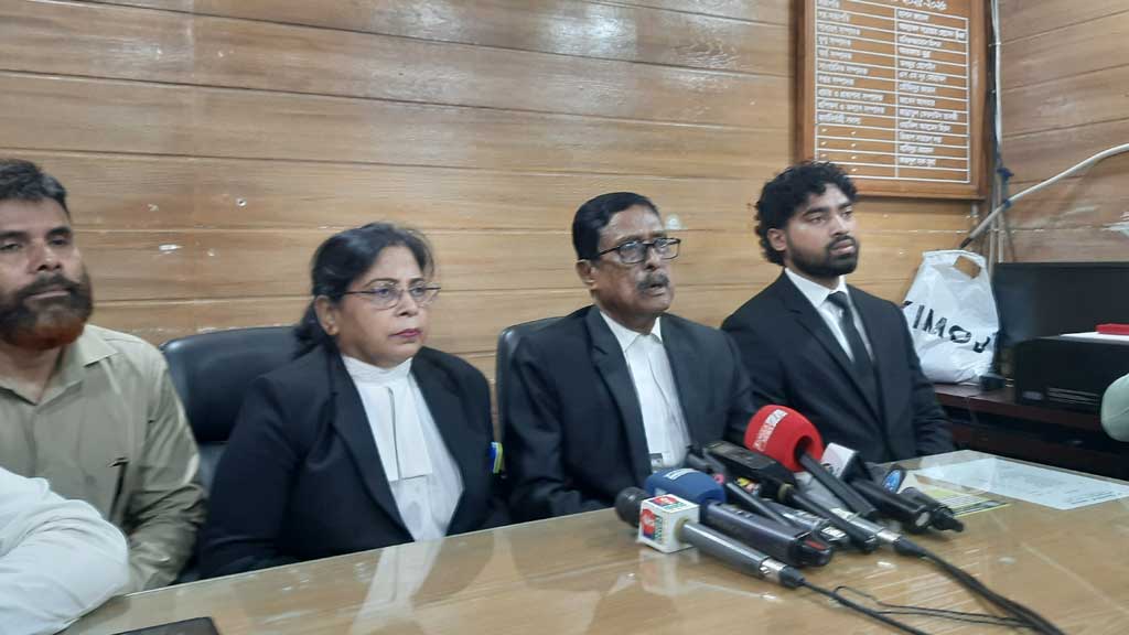 ঢাকায় ল’ রিপোর্টার্স ফোরামের কার্যালয়ে সোমবার সংবাদ সম্মেলন করেন বিএনপি চেয়ারপারসনের উপদেষ্টা ফজলুর রহমান।