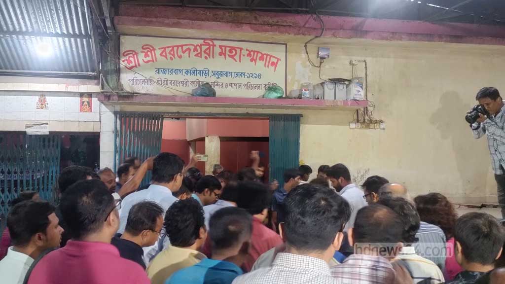 সৎকারের জন্য শনিবার সন্ধ্যায় সবুজবাগের বরদেশ্বরী কালিমাতা মন্দিরে নেওয়া হয় সাংবাদিক বিভুরঞ্জনের লাশ।