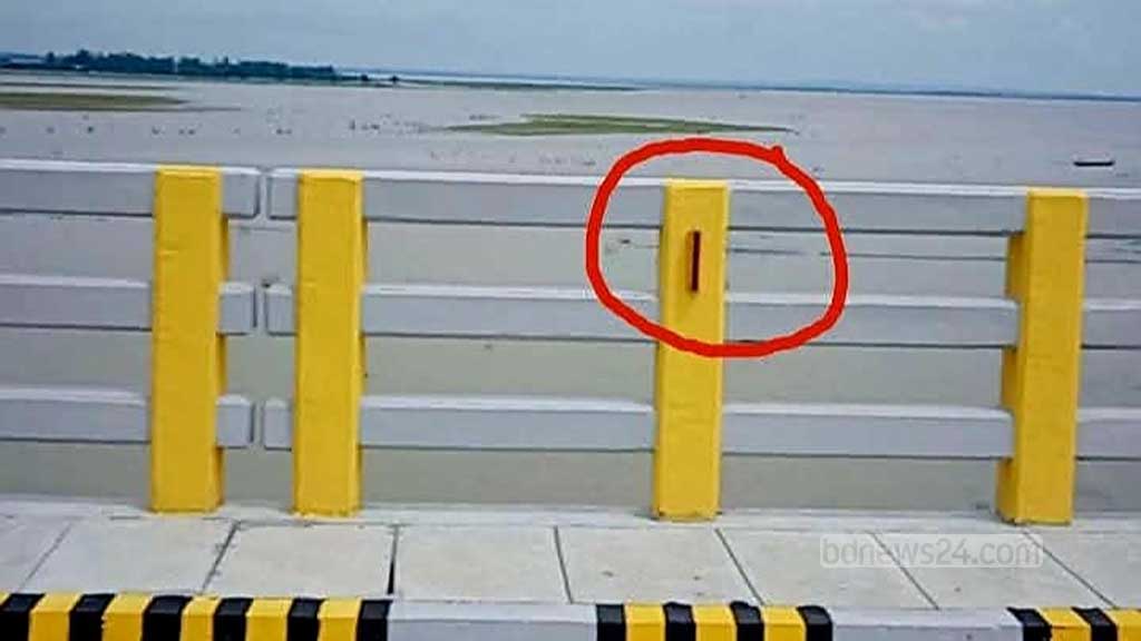 সেতুর রেংলিয়ে থাকা রিফ্লেক্টর লাইট। 