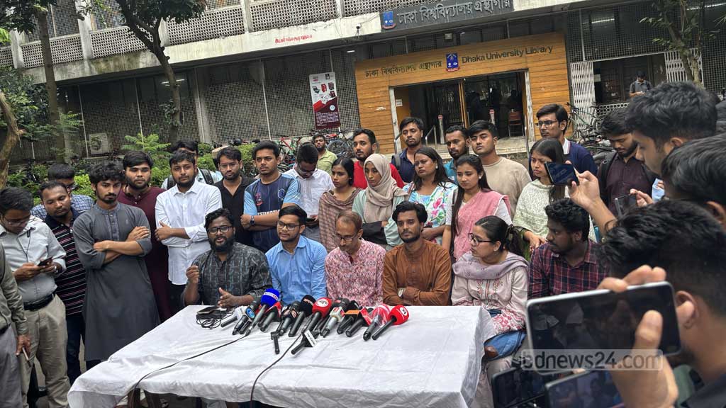 ডাকসু নির্বাচনে বাগছাসের প্যানেল ঘোষণা। এ নির্বাচন ঘিরে সংগঠন থেকে সরে দাঁড়ান কয়েকজন, সংগঠনের বাইরে গিরে প্রার্থী হন কয়েকজন। ফাইল ছবি