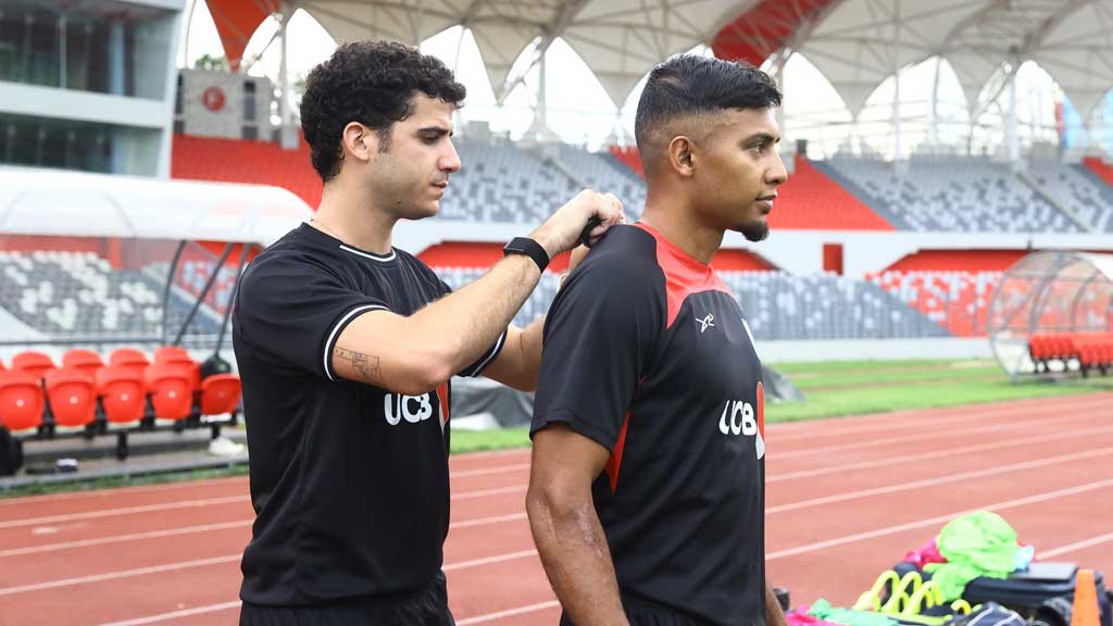 নেপালের বিপক্ষে লড়াইয়ের আগেই পুরোপুরি ফিট হয়ে ওঠার ব্যাপারে আশাবাদী জামাল (ডানে), সঙ্গে ফিটনেস ট্রেনার জোসেফ মারিয়া। ছবি: বাফুফে