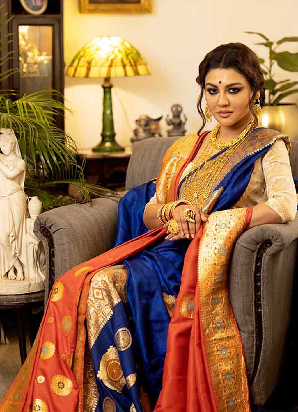 জয়া একসঙ্গে পড়েছেন দুটি শাড়ি। ঘন নীল ও কমলা শাড়ির জমিনে সোনালি জরির কাজ।