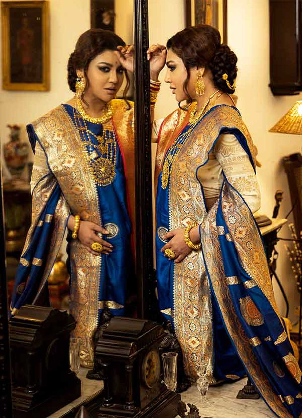 এই ফটোশুটের পরিকল্পনা হয় দিন কয়েক আগে। জয়া তখন কলকাতায়। আর শাড়ি দুটি ছিল ঢাকায়। ছবি তোলার জন্য ঢাকার বাসা থেকে শাড়ি কলকাতায় পাঠিয়ে দেওয়া হয়।