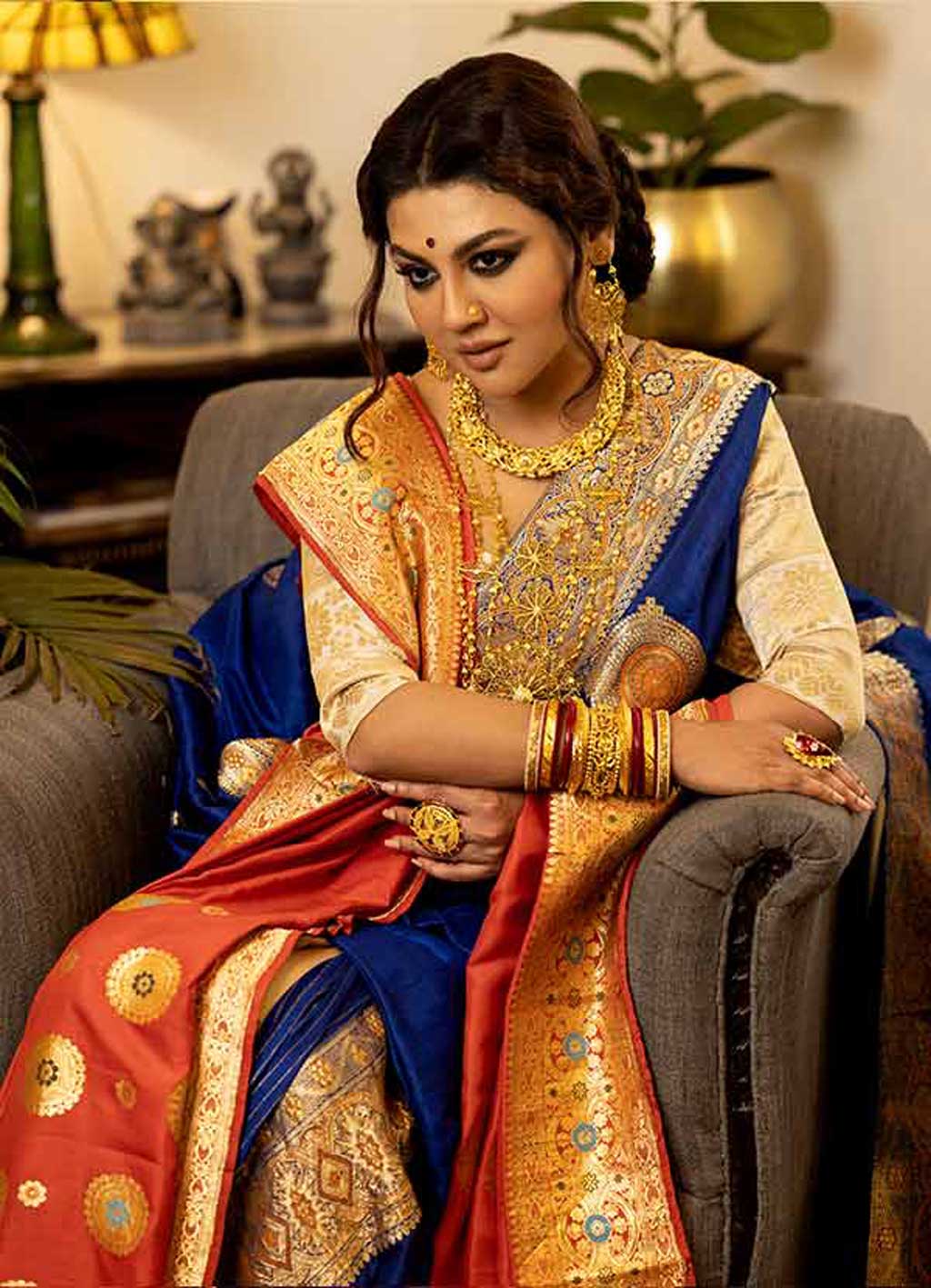জয়া বলেন, ‘পুরনো শাড়িও নতুন গল্পের জন্ম দেয়’।